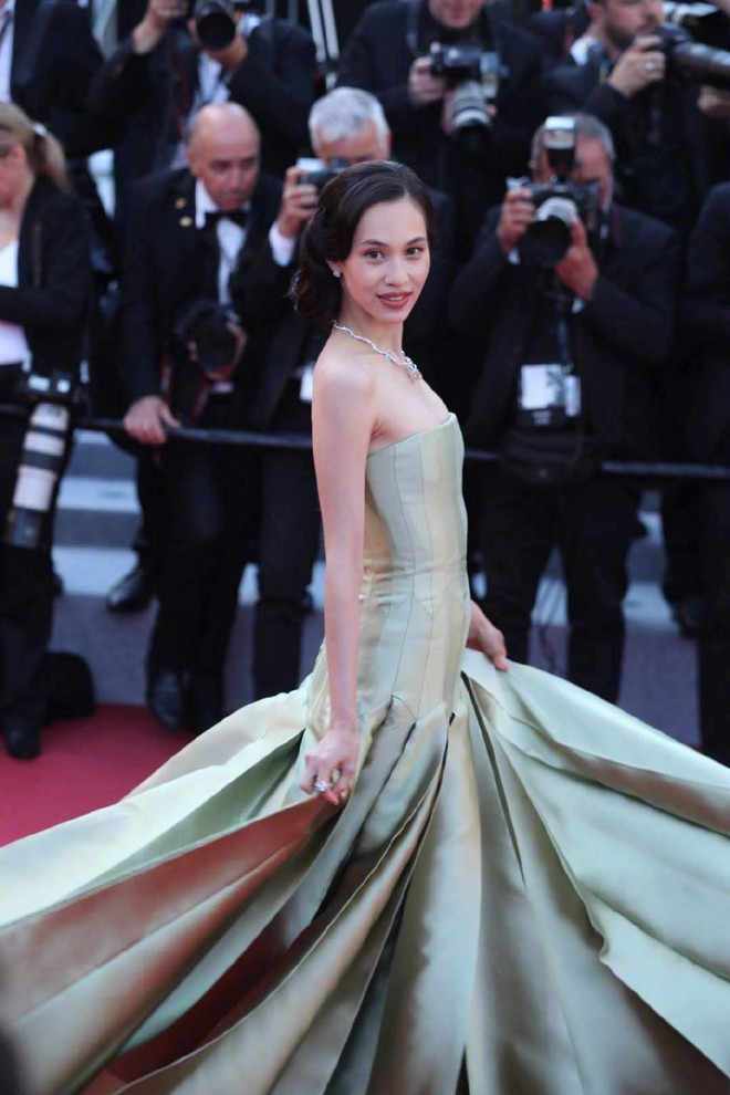 Thảm đỏ Cannes ngày 2: Thiên thần Victorias Secret suýt lộ hàng, Phạm Băng Băng Thái Lan xinh như tiên tử - Ảnh 28.