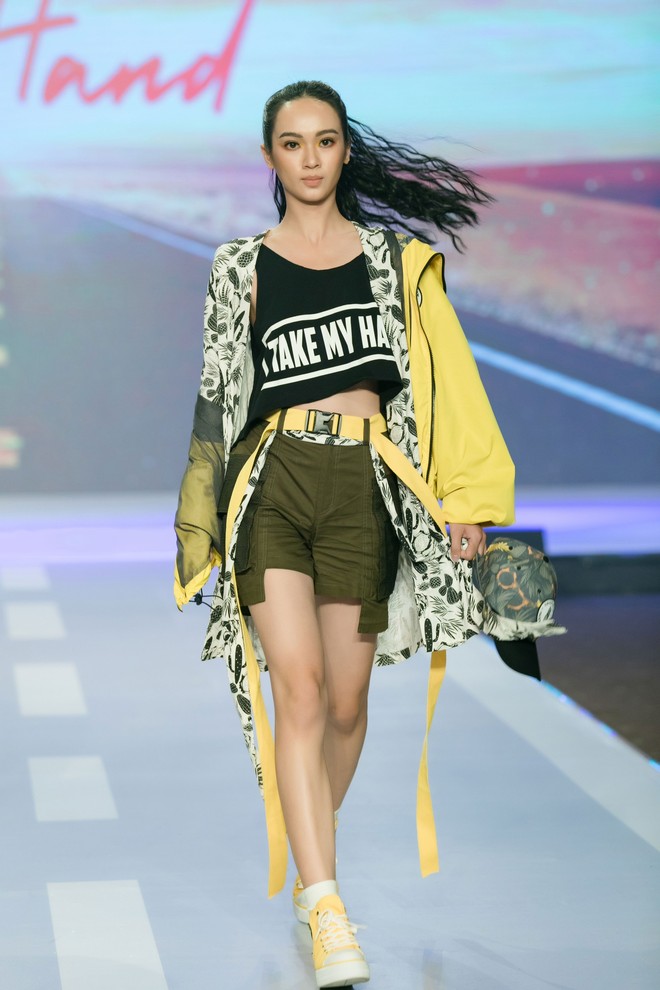 Thanh Hằng xinh đẹp nổi bật khi tái xuất sàn catwalk - Ảnh 13.