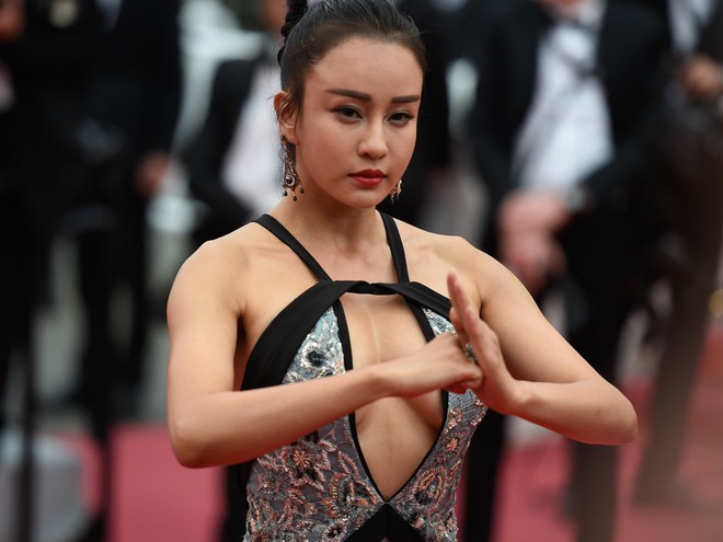 Sốc trước các trò lố trên thảm đỏ LHP Cannes 2019, xuất hiện ồ ạt mỹ nhân đến từ Trung Quốc - Ảnh 8.