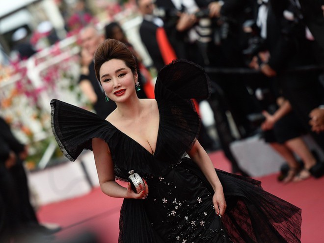 Sốc trước các trò lố trên thảm đỏ LHP Cannes 2019, xuất hiện ồ ạt mỹ nhân đến từ Trung Quốc - Ảnh 9.