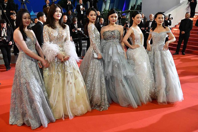 Sốc trước các trò lố trên thảm đỏ LHP Cannes 2019, xuất hiện ồ ạt mỹ nhân đến từ Trung Quốc - Ảnh 7.