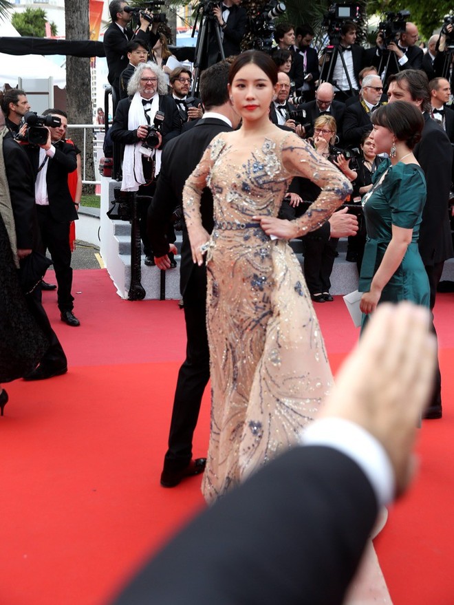 Sốc trước các trò lố trên thảm đỏ LHP Cannes 2019, xuất hiện ồ ạt mỹ nhân đến từ Trung Quốc - Ảnh 3.