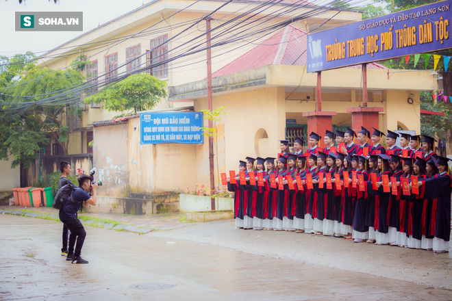 Vệt đỏ kì lạ trên áo dài và những chuyện đau đầu do chính thợ chụp kỷ yếu tiết lộ - Ảnh 6.