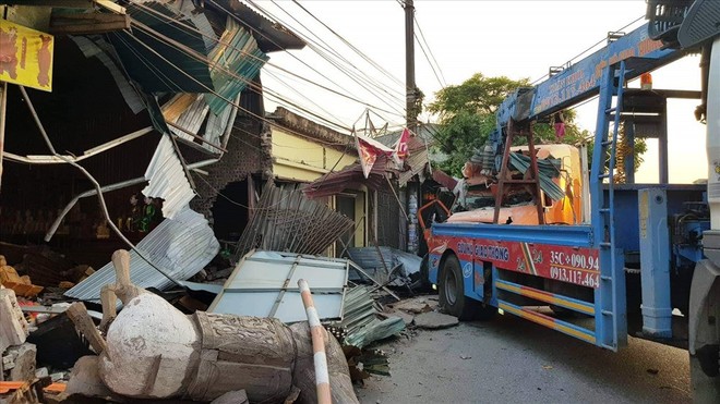 Nam Định: Xe container mất lái tông vào 4 nhà dân  - Ảnh 1.