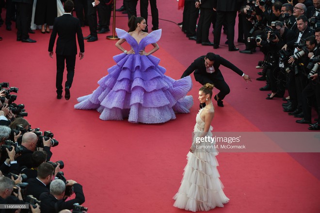 Màn đụng độ thú vị tại thảm đỏ Cannes: Chị đại showbiz Thái được chăm sóc như bà hoàng, siêu mẫu thế giới Bella Hadid bị ngó lơ - Ảnh 1.