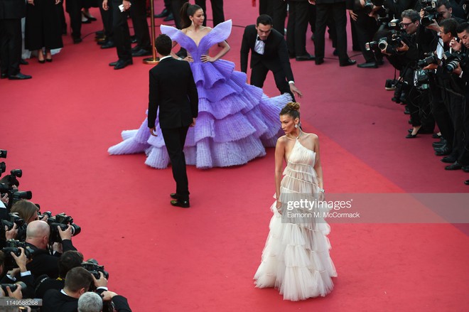 Màn đụng độ thú vị tại thảm đỏ Cannes: Chị đại showbiz Thái được chăm sóc như bà hoàng, siêu mẫu thế giới Bella Hadid bị ngó lơ - Ảnh 2.