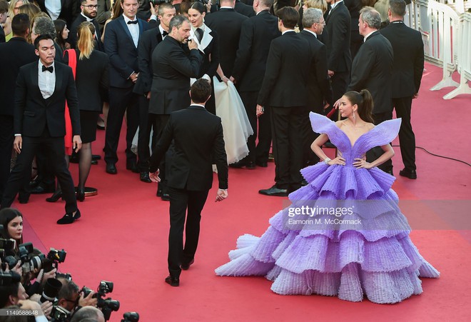 Màn đụng độ thú vị tại thảm đỏ Cannes: Chị đại showbiz Thái được chăm sóc như bà hoàng, siêu mẫu thế giới Bella Hadid bị ngó lơ - Ảnh 3.