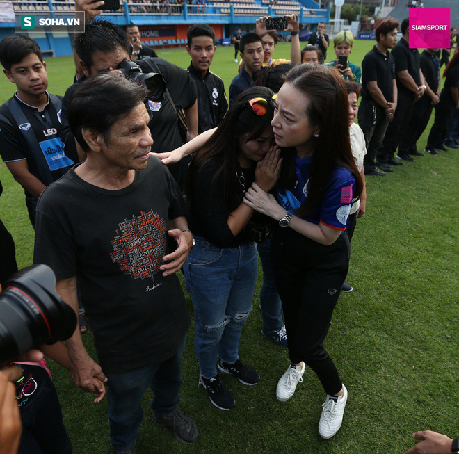 Nữ đại gia Thái Lan bật khóc khi tưởng niệm các CĐV thiệt mạng trong vụ tai nạn thảm khốc - Ảnh 4.