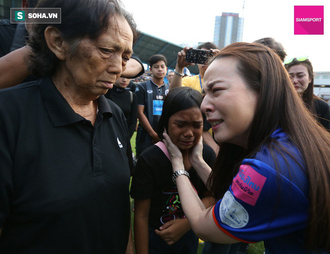Nữ đại gia Thái Lan bật khóc khi tưởng niệm các CĐV thiệt mạng trong vụ tai nạn thảm khốc - Ảnh 6.