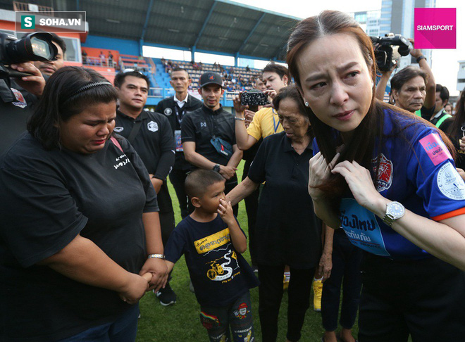 Nữ đại gia Thái Lan bật khóc khi tưởng niệm các CĐV thiệt mạng trong vụ tai nạn thảm khốc - Ảnh 7.