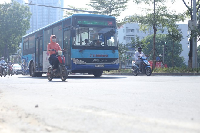 Người Hà Nội chống chọi với nắng nóng như thiêu như đốt đến hơn 40 độ C - Ảnh 2.