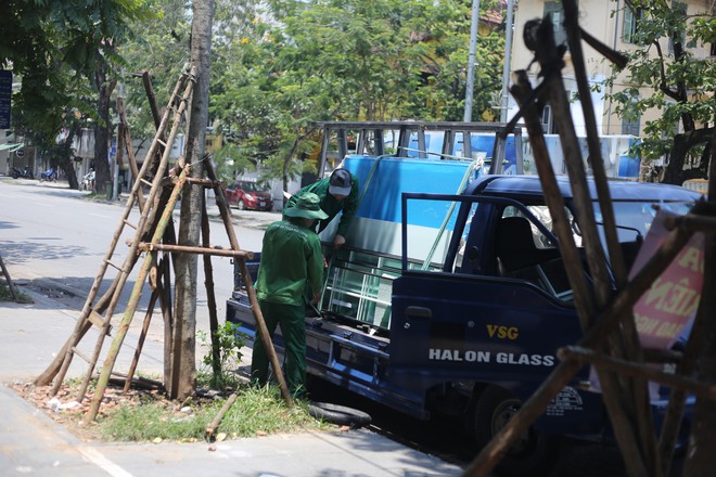 Người Hà Nội chống chọi với nắng nóng như thiêu như đốt đến hơn 40 độ C - Ảnh 7.