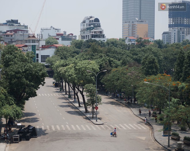 Mùng 1 Tết có là gì vì đường sá Hà Nội ngày nóng như “đổ lửa” còn vắng hơn nhiều - Ảnh 6.