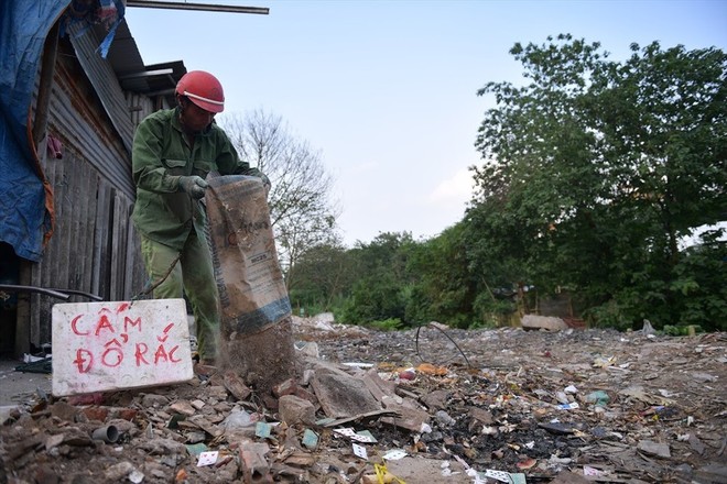 Kinh hãi bãi rác thải khổng lồ dưới chân cầu trăm tuổi Long Biên - Ảnh 8.