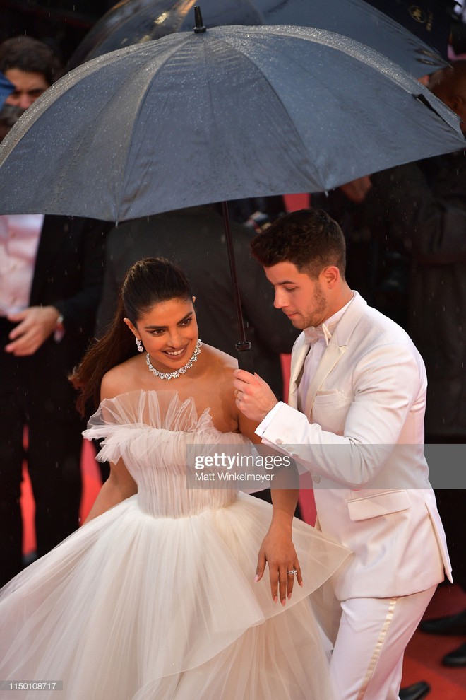 Thảm đỏ Cannes nhường spotlight cho Nick Jonas cung phụng Hoa hậu, Sui He gây sốc như không mặc gì - Ảnh 9.