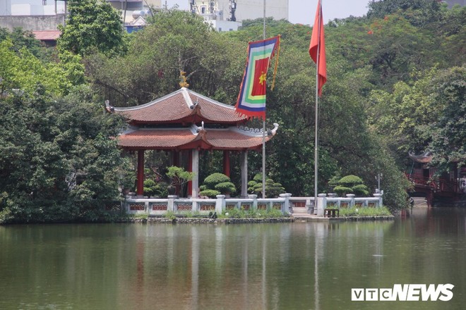 Hà Nội nắng như đổ lửa, phố đi bộ Hồ Gươm vắng tanh dịp cuối tuần - Ảnh 9.