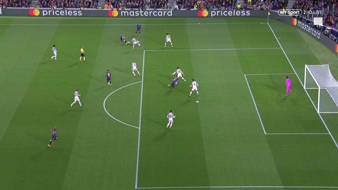 Siêu hậu vệ của Liverpool hết bị Suarez xỏ mũi lại đứng yên nhìn Messi dễ dàng ghi bàn - Ảnh 1.