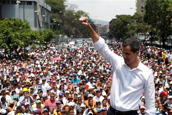 Hàng ngàn người biểu tình phản đối Tổng thống Maduro, lực lượng an ninh đáp trả bằng súng đạn và hơi cay - Ảnh 1.