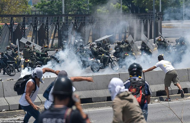 Chùm ảnh Venezuela hỗn loạn, chìm trong khói lửa và máu - Ảnh 12.