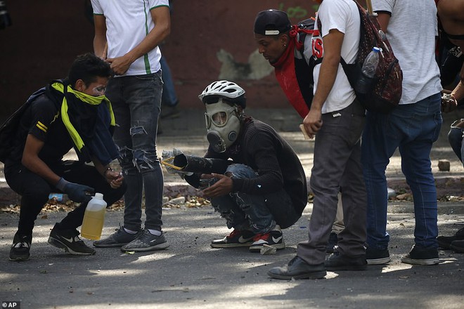 Chùm ảnh Venezuela hỗn loạn, chìm trong khói lửa và máu - Ảnh 13.