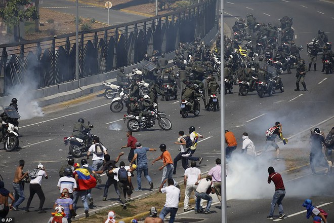 Chùm ảnh Venezuela hỗn loạn, chìm trong khói lửa và máu - Ảnh 16.