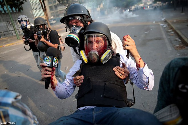 Chùm ảnh Venezuela hỗn loạn, chìm trong khói lửa và máu - Ảnh 17.