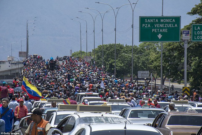 Chùm ảnh Venezuela hỗn loạn, chìm trong khói lửa và máu - Ảnh 1.