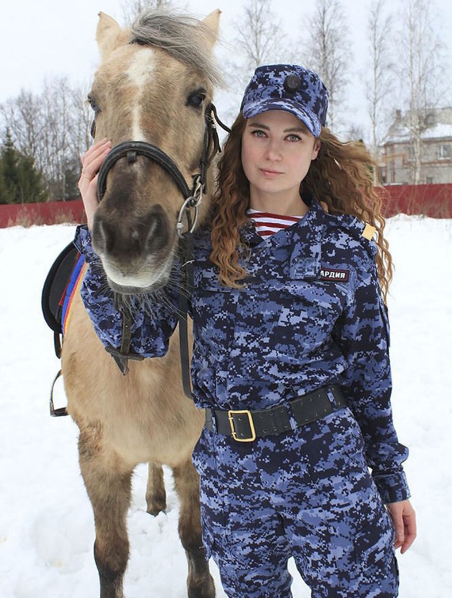 [Ảnh] Những nữ sĩ quan duyên dáng, xinh đẹp trong lực lượng cảnh sát Nga - Ảnh 3.