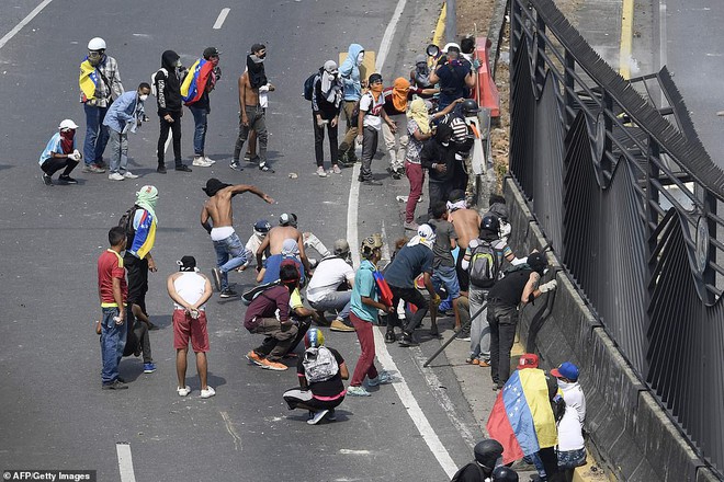 Chùm ảnh Venezuela hỗn loạn, chìm trong khói lửa và máu - Ảnh 19.