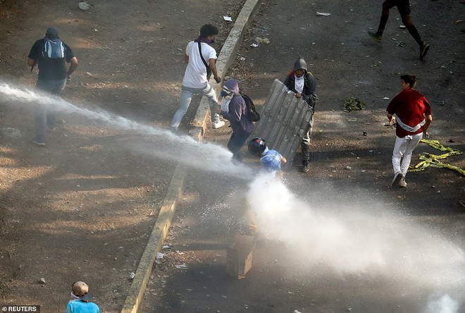 Chùm ảnh Venezuela hỗn loạn, chìm trong khói lửa và máu - Ảnh 21.