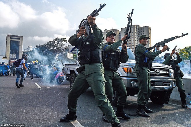 Chùm ảnh Venezuela hỗn loạn, chìm trong khói lửa và máu - Ảnh 24.