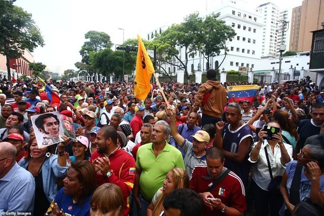 Chùm ảnh Venezuela hỗn loạn, chìm trong khói lửa và máu - Ảnh 3.