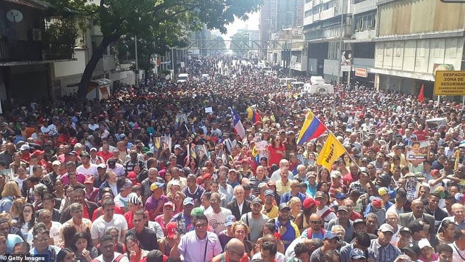 Chùm ảnh Venezuela hỗn loạn, chìm trong khói lửa và máu - Ảnh 4.