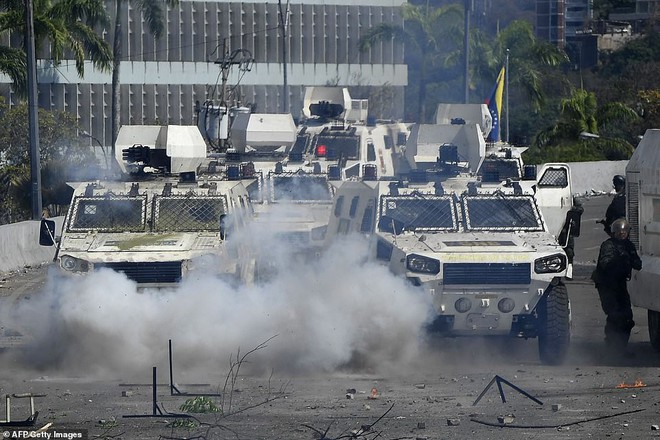 Chùm ảnh Venezuela hỗn loạn, chìm trong khói lửa và máu - Ảnh 6.