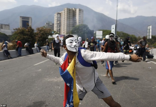 Chùm ảnh Venezuela hỗn loạn, chìm trong khói lửa và máu - Ảnh 7.