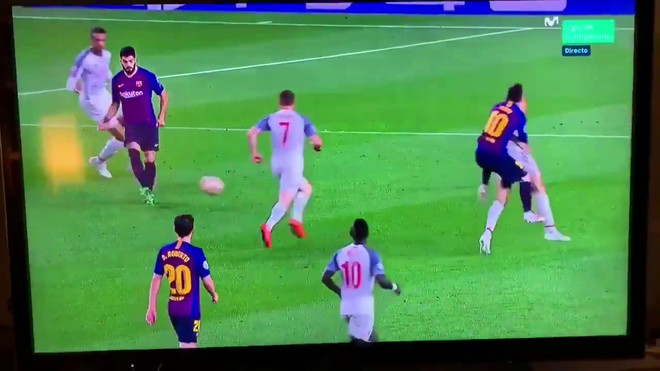 Fan Liverpool đòi treo giò Messi sau khi phát hiện cú đánh lén cực khéo - Ảnh 3.