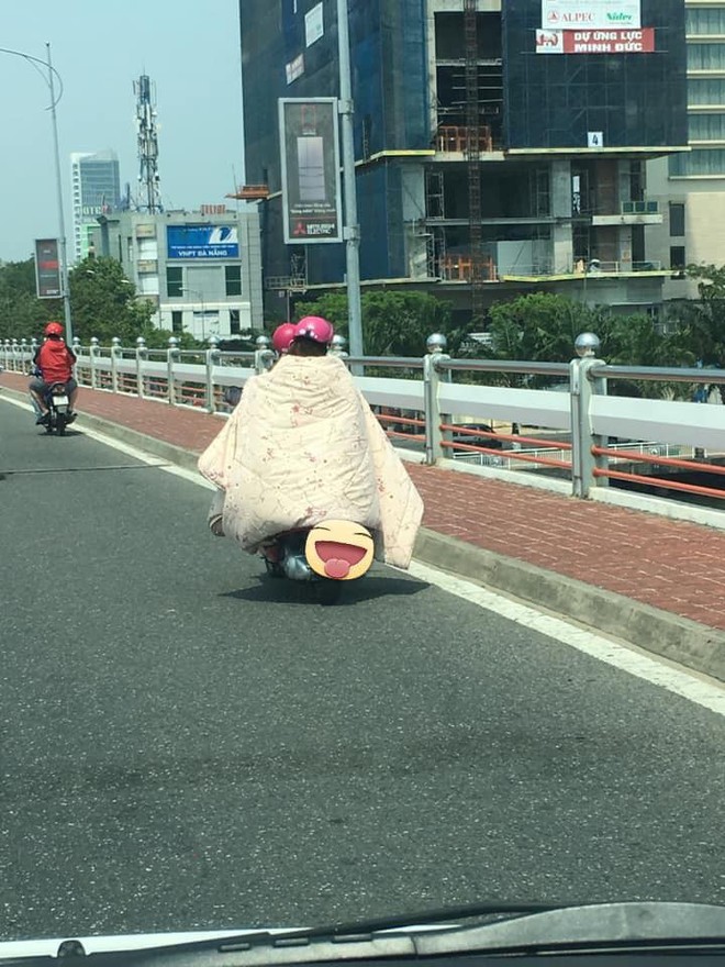 Nằm la liệt trong TTTM để hưởng ké điều hòa và 1001 cách tránh nóng của người dân Hà Nội - Ảnh 11.