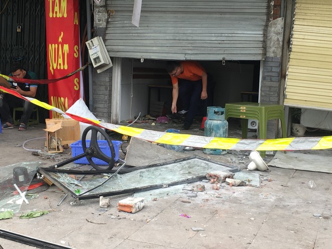 Hà Nội: Nhiều cửa sổ nhà hàng bắn tung tóe sau tiếng nổ lớn lúc nửa đêm  - Ảnh 6.