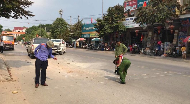 Nghi ghen tuông, chồng cầm dao đâm vợ trọng thương rồi châm lửa đốt nhà - Ảnh 2.