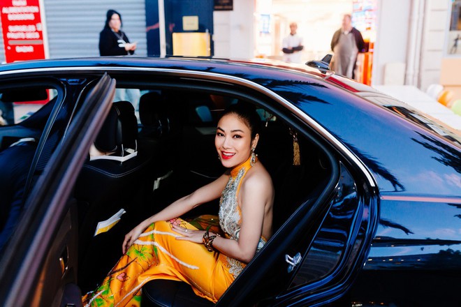 Hoa hậu Tuyết Nga khoe vai trần gợi cảm trên thảm đỏ Cannes - Ảnh 1.