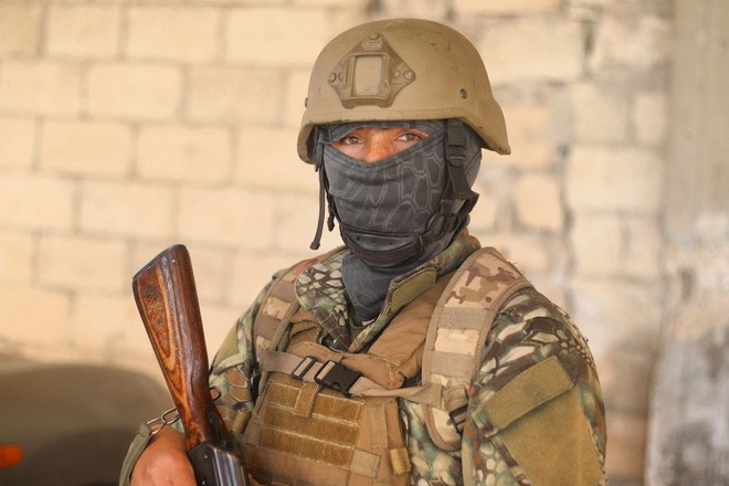 Phiến quân Syria nguy cấp ở Hama: Siêu chiến binh và vũ khí nhiệt áp cũng không cứu nổi - Ảnh 4.