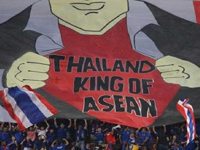 Bóng đá Thái Lan và bài ‘lấy mỡ nó rán nó’ - Ảnh 1.