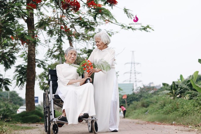 Bộ ảnh trở về thanh xuân của đôi bạn gần 100 tuổi, biểu cảm của họ đặc biệt gây chú ý - Ảnh 2.