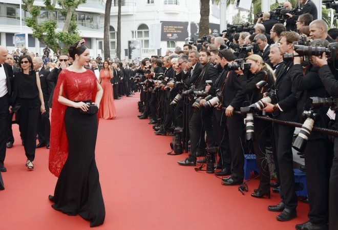 Không mặc hở hang như Ngọc Trinh, Lý Nhã Kỳ vẫn gây náo loạn thảm đỏ Cannes suốt 5 năm - Ảnh 3.
