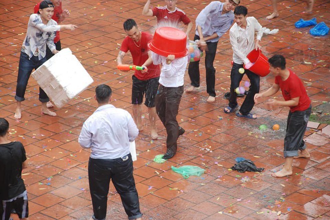 Xuống sân trường quẩy với học sinh ngày bế giảng, thầy hiệu phó bị ụp nguyên xô nước vào người, ướt như chuột lột - Ảnh 2.