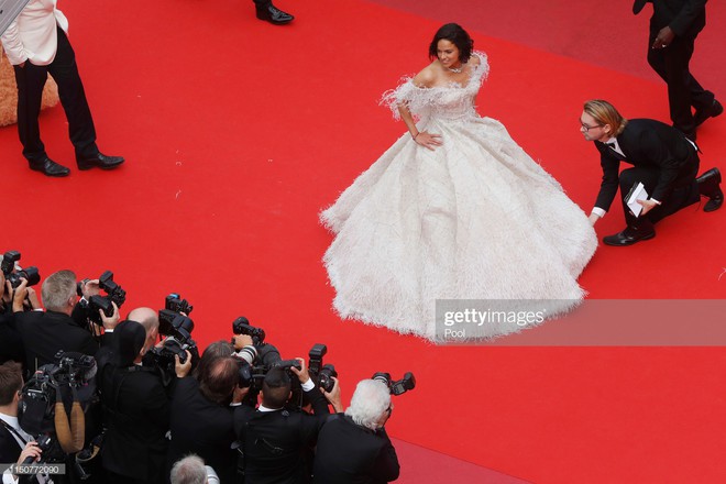 Thảm đỏ Cannes nóng lên từng phút: Brad Pitt - Leonardo lịch lãm ná thở, Chương Tử Di khoe vòng một giành spotlight - Ảnh 19.