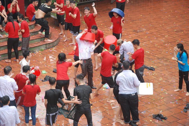 Xuống sân trường quẩy với học sinh ngày bế giảng, thầy hiệu phó bị ụp nguyên xô nước vào người, ướt như chuột lột - Ảnh 3.