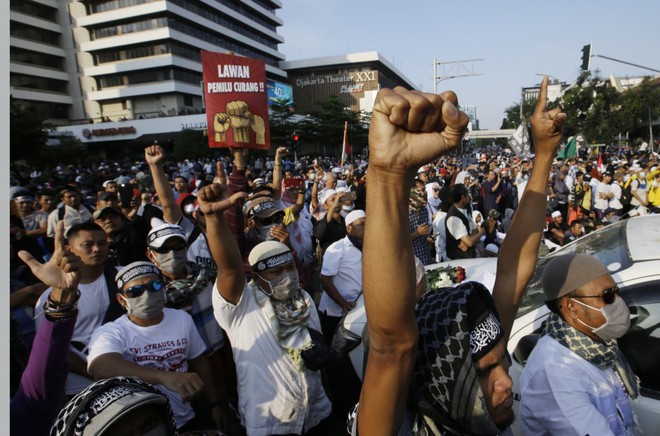 Biểu tình bạo lực ở Indonesia sau khi công bố kết quả bầu cử  - Ảnh 6.