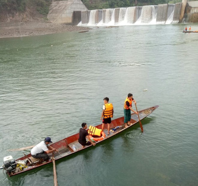 Nghi thủy điện xả nước làm 1 người tử vong, người nhà mang thi thể lên yêu cầu làm rõ - Ảnh 1.