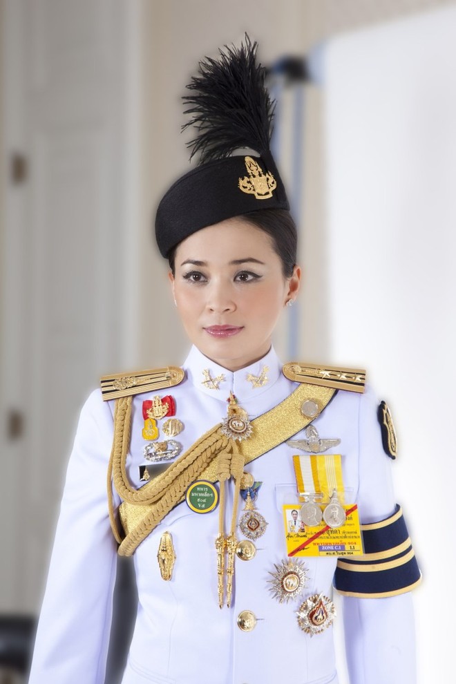 Tân Hoàng hậu Thái Lan tái xuất với một loạt khoảnh khắc hiếm có và nhận được ân sủng mới, ngày sinh nhật trở thành ngày lễ của quốc gia - Ảnh 4.